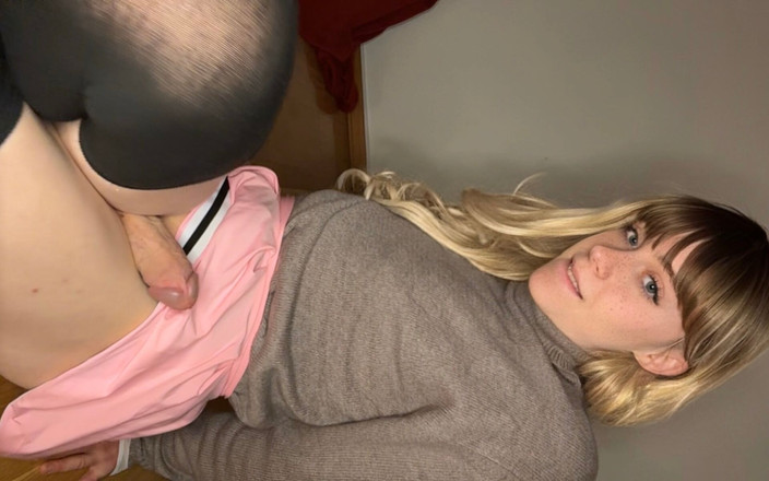 Fembaby: प्यारी 18 साल की ट्रांस गर्ल गुदा हस्तमैथुन