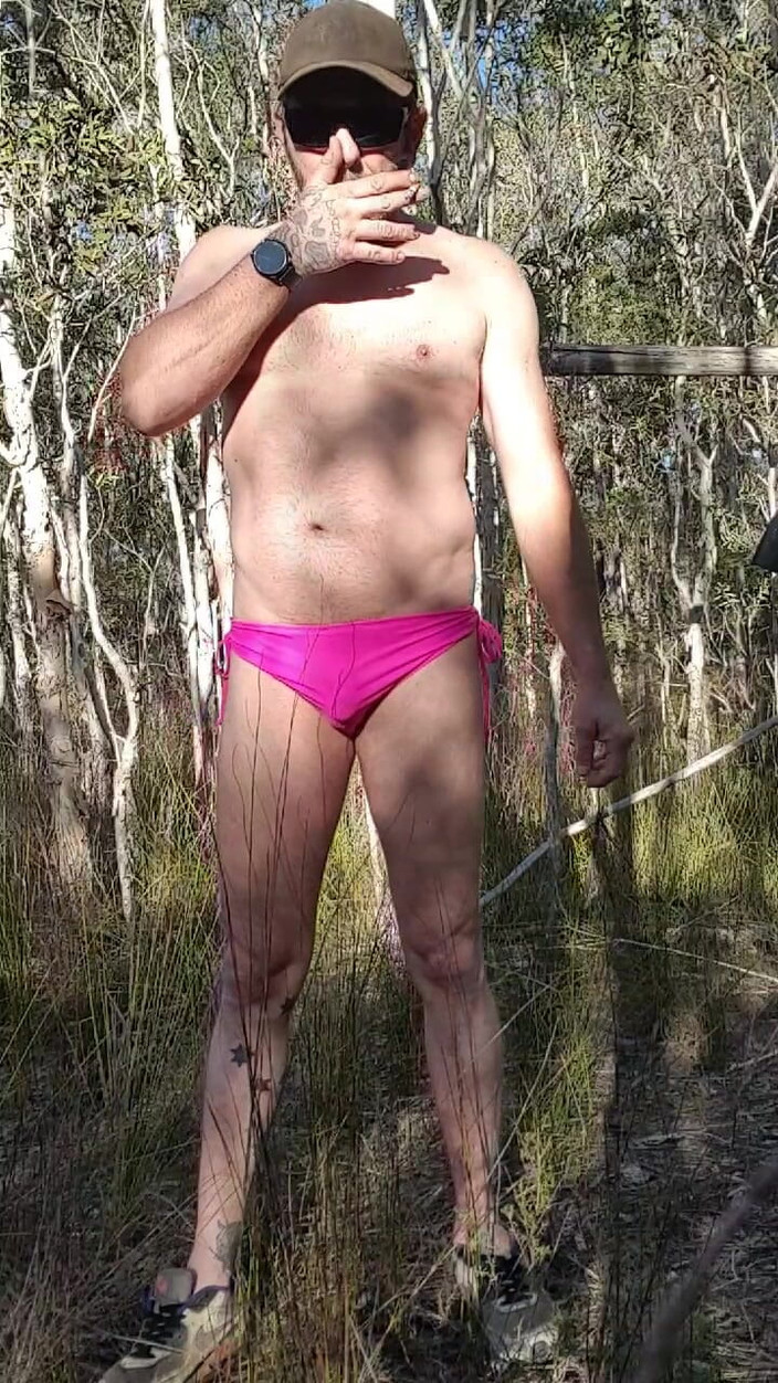 Madaussiehere: Bushwalk bikini merah jambu panas, Lush Green of Nature bertemu...