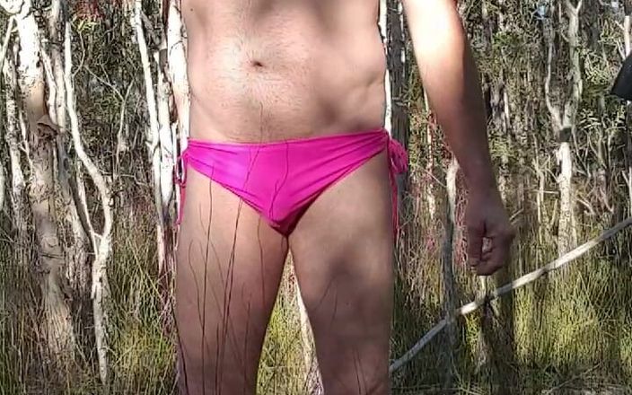 Madaussiehere: Caminata en bikini rosa caliente, exuberante verde de la naturaleza...