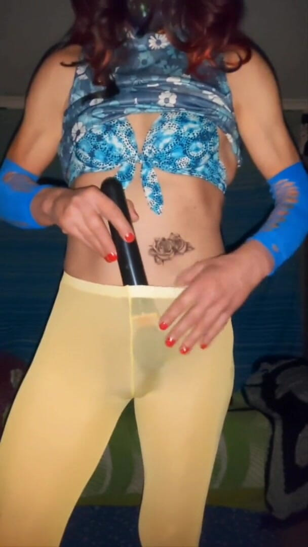 Lizzaali: J'utilise mon vibromasseur à grosse baguette pour se faire bander et...