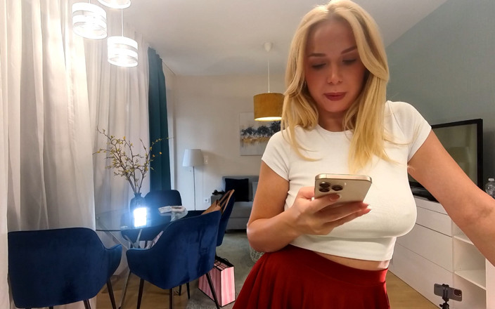 Under Her Skirt: 부엌에서 내 금발 마누라에게 미니스커트 밑에 팬티를 보여주는 두꺼운 송아지 용감한 거유