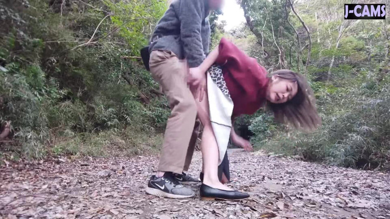 J-Cams: Vrolijke kantoordame met glanzende lippen leunt dichtbij glimlachend terwijl ze...