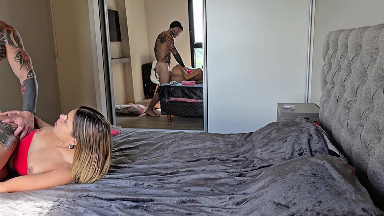 Young big apple: PERDE ARKASI! Amatör çift sabah seks yapıyor. Çift Penetrasyon