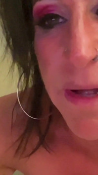 Une fille musclée baise et suce un inconnu