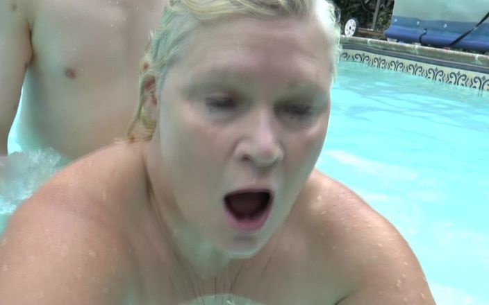 Big Boobs6: Scopata con una formosa donna calda in piscina