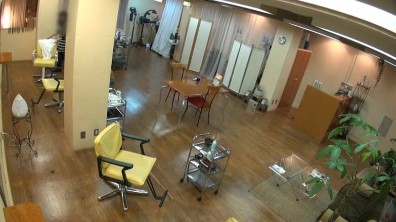 CherryBONBON: Naše oči se setkávají v tichém vzduchu salonu