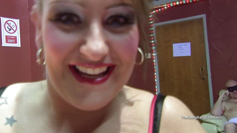 The Gangbang Club: Dani dostává výstřiky na její velká prsa