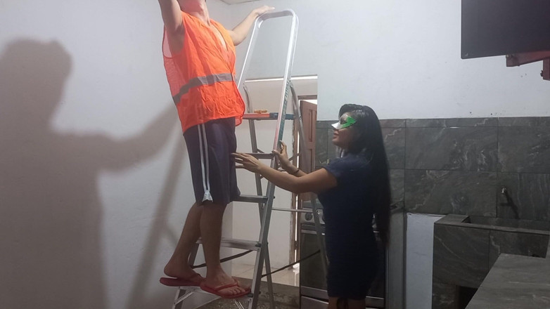 Martin13: Elektrikçinin güzel bir yüzü, atletik vücudu ve büyük bir penisi...