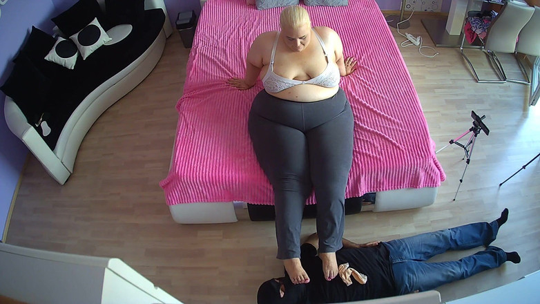 Worshipped by Alex: Adorando los pies de una grandota