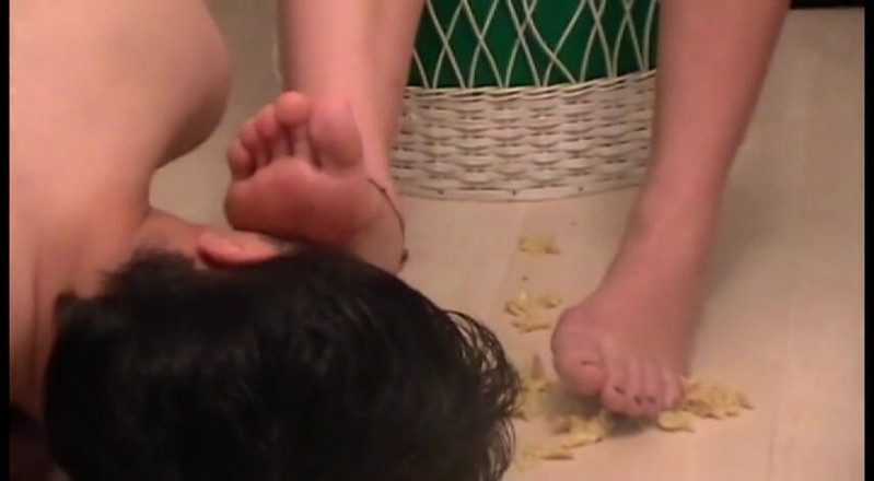 Foot Girls: Krmení slabošské otrokyně