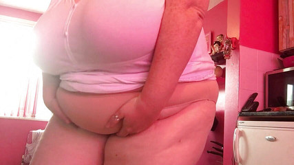 NikNak_BBW: Awek montel kencing di dapur