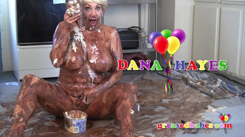 Greased Babes XXX - Greasy Tits and Oiled Asses: Si blonde matang dengan tetek besar dan pantat besar Dana...