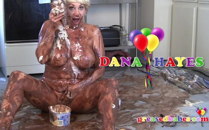 Greased Babes XXX - Greasy Tits and Oiled Asses: Madura loira com peitões e bunda grande Dana Hayes posa...