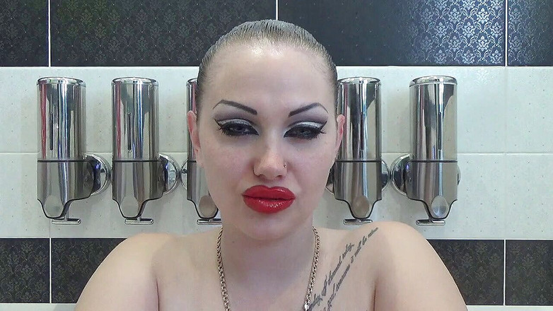 Goddess Misha Goldy: Bibir menghirup, bercium, muka itik dengan bibir merah yang besar