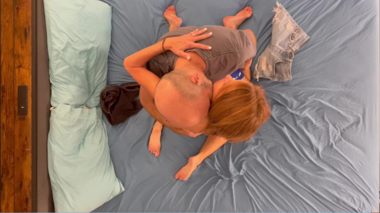 Island Boy Vids: Scena di debutto con una hotwife harriet di 60 anni