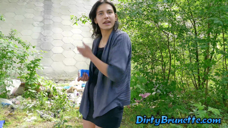 Dirty Brunette: Due tizi più grandi scopano una moglie troia all'aperto