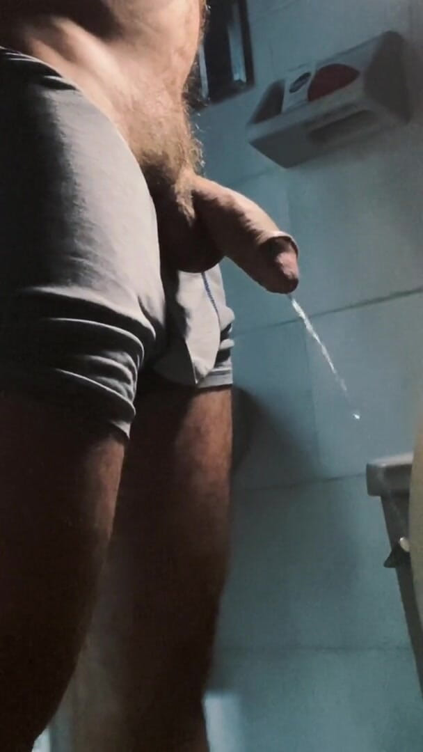 Latin mature king: Lelaki Macho membuang air kecil dengan batang besarnya