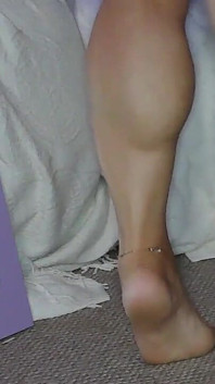 Diosa muscular de pantorrilla Kepi Carter flexiona y se masturba - adoración fetiche de piernas gruesas