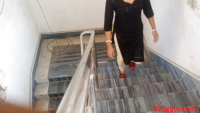 Villagesex91: Přítelkyně šuká tím, že ji mačká v koupelně