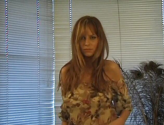 Flash Model Amateurs: Kráska v punčochách s velkými prsy pózuje před kamerou