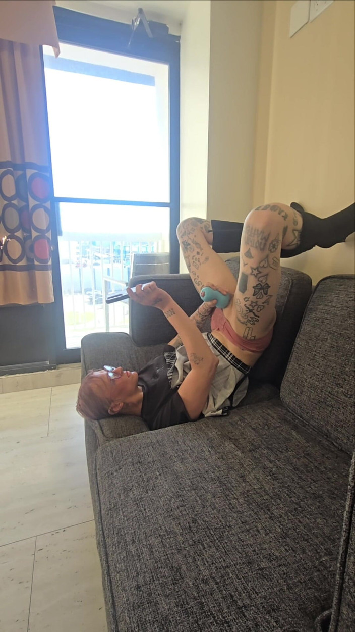 Lynn Kaotik: Puta trans se corre en su propia cara