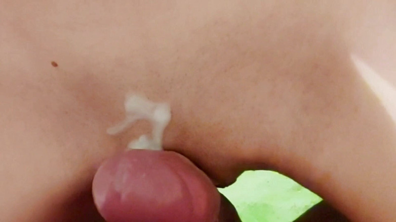 Wet Pussy Fuck: 18-jarig meisje hard geneukt met de enorme cumshot op haar...