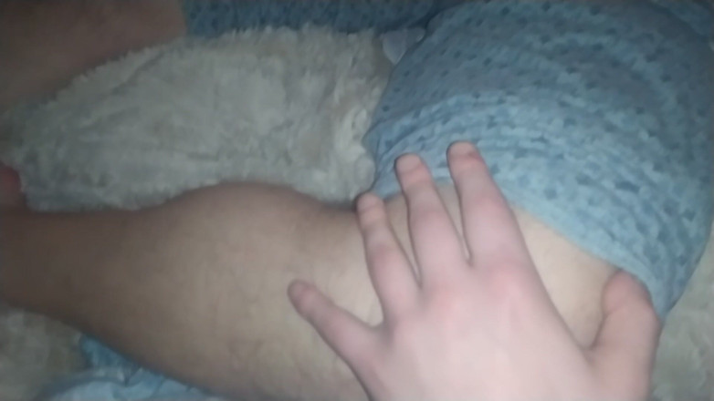 MartyBrady: Twink björn leker med sin pojkvän ben och fötter
