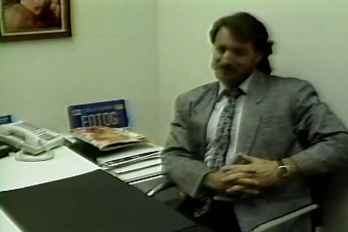 Lovers Of Vintage: Sekretarka biura rucha się na stole po pracy