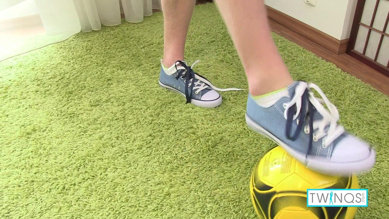 Twin Qs: かわいいジョック天使はサッカーボールに兼に彼の肉を撫でる