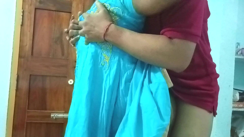 Hot N Sexy: Naina bhabhi 和男友的超级热辣性爱完整浪漫的 masti 性爱视频