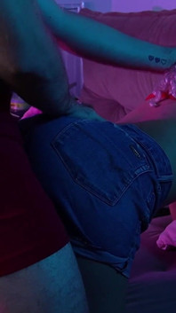 A pecorina strofina il suo grosso culo in jeans