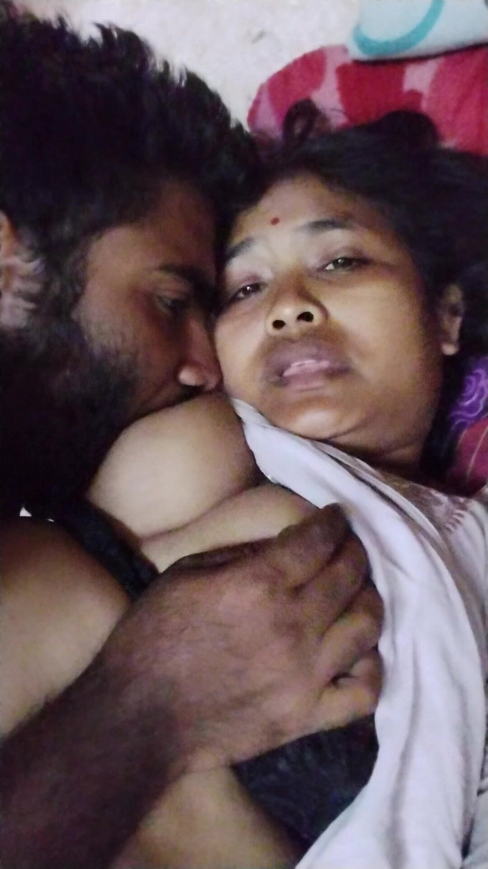 Mg3947731: Індійська матуся з величезними цицьками роздягає сарі Чолі і трахається з деваром Джі