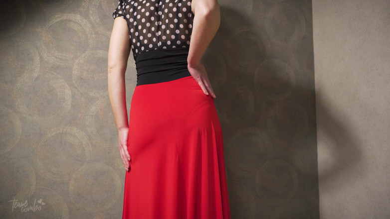 Teasecombo 4K: Milf bollente in abito attillato stuzzica linea collant visibile