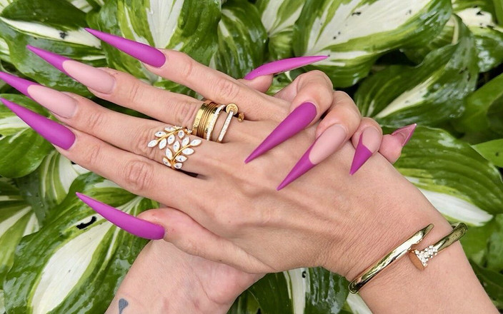 Julia domaina: Warna Ungu Baru Kuku Panjang, Stilettos Tajam, Sawit, Jari Panjang...