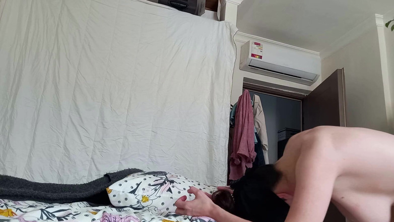 Girlnona: Une MILF russe sexy fait un trio avec une grosse...