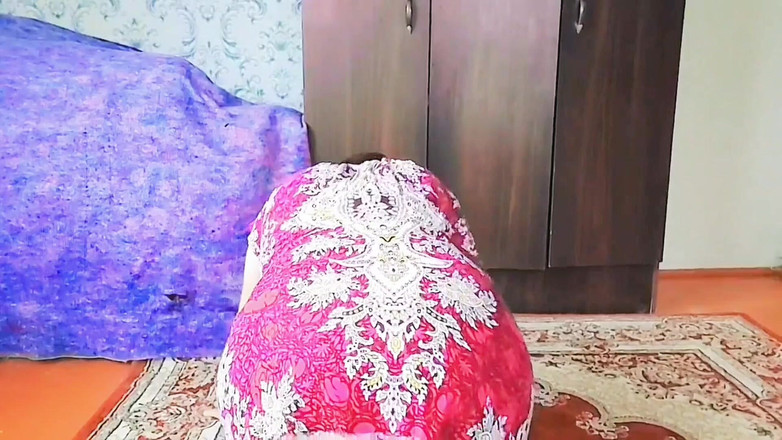 Kitty_Cross: Schöne umarmt die knie, während sie auf dem gras sitzt