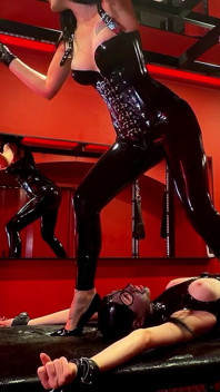 Lesbian Facesitting Makes the Slave Girl Totally Horny