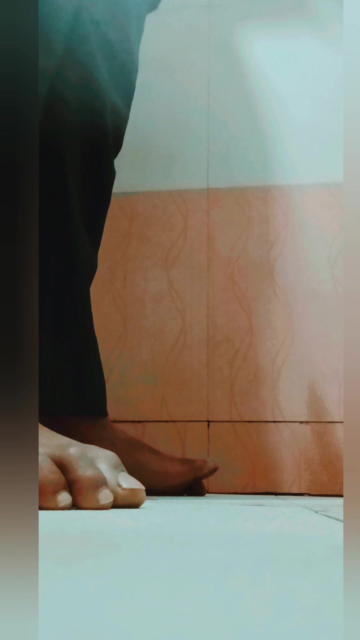 Hot sexy Sneha: Kencing di bilik air perempuan