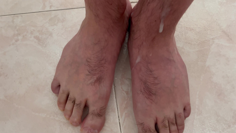 ItalianBigDick22: Cewek italia ngocok kontol sampai dicrot di kaki