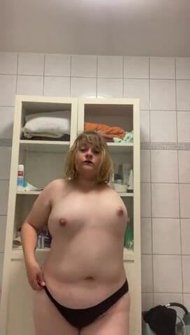 Deutsche Anna: Slowly stripping Amputee Girl