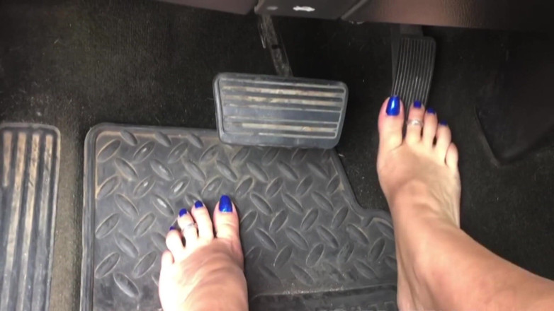 Solo Austria: MILF Megan's pedal pumping in sexy red high heels