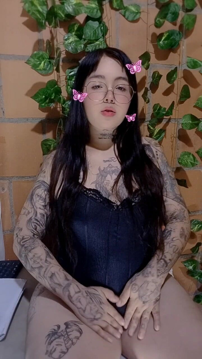 Dalyla: Kolumbianerin berührt sich selbst, während ihr stiefvater