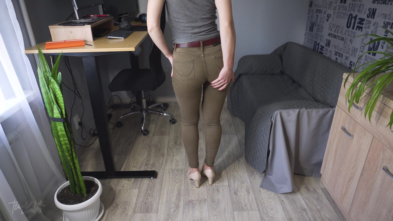 Teasecombo 4K: Người phụ nữ nóng bỏng mặc quần jean bó sát đi...