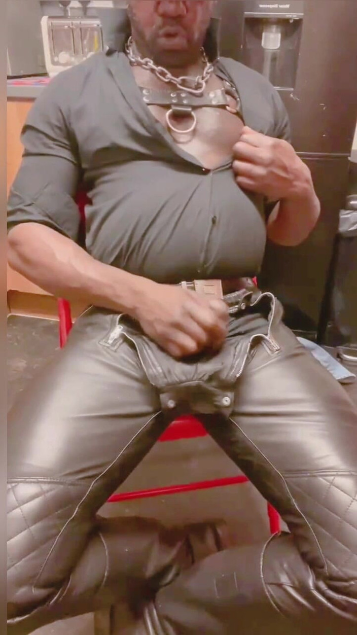 Black mature kinky muscle: Deri kaslı üvey baba tek başına meme oyunu