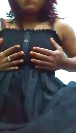 Hottie_anshika: Anshika Bhabhi care își expune țâțele mari și pizda în apel video