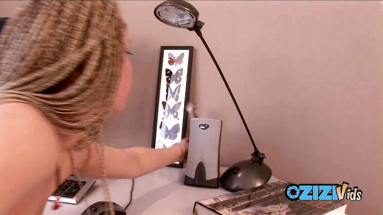 Zizi Vids: Długowłosa uczennica rucha się dużym dildem