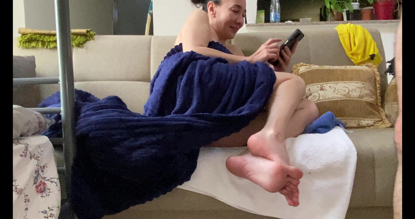 Mr Cute Cock: 夫がパート1を見ている間、彼女は大きな黒人の誘惑に抵抗することができませんでした