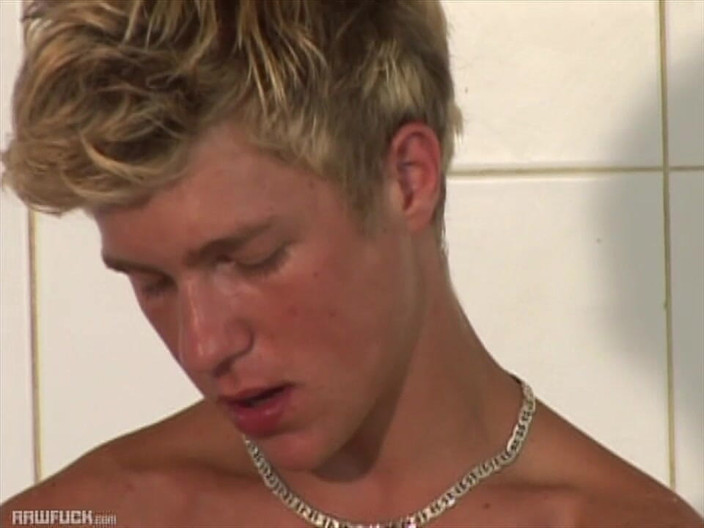 Raw Fuck: Lelaki blonde mendalam kawannya yang kucap