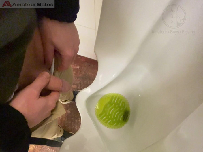 AmateurBoysPissing: Amatör kızıl saçlı adam umumi bir tuvaletin pisuvarına işerken yakalandı -...