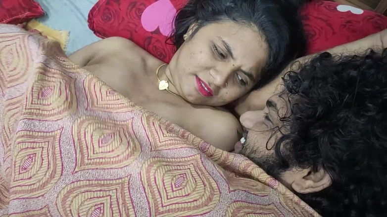 Vaigavarun45: Pareja india mallu caliente folla debajo de la sábana en...